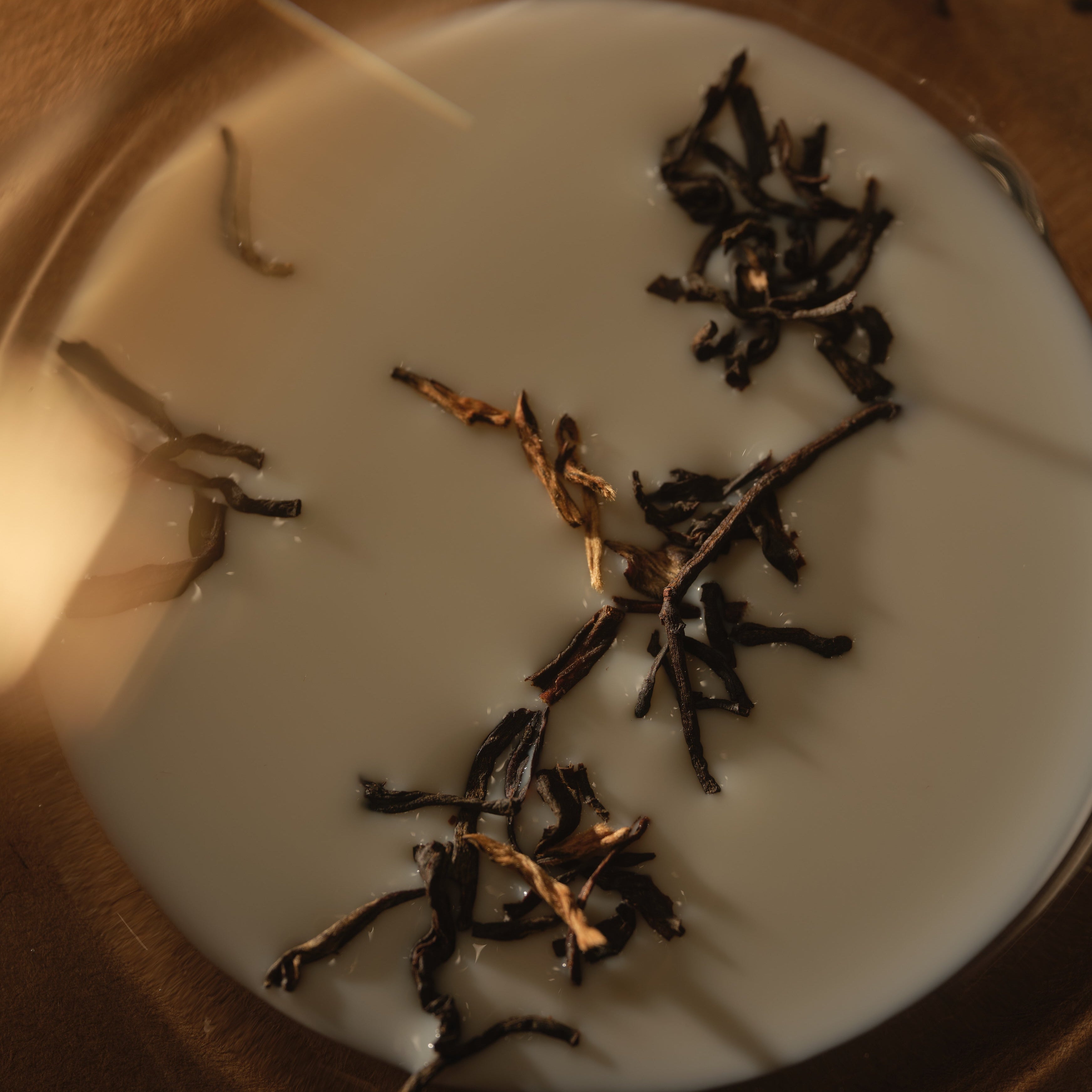 English breakfast tea leaves with milk by Idyll